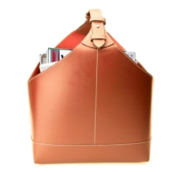 Magasinholder - cognac læder med hvide syninger